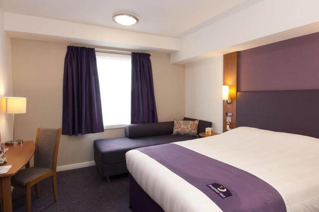 Premier Inn กรีน็อค ภายนอก รูปภาพ
