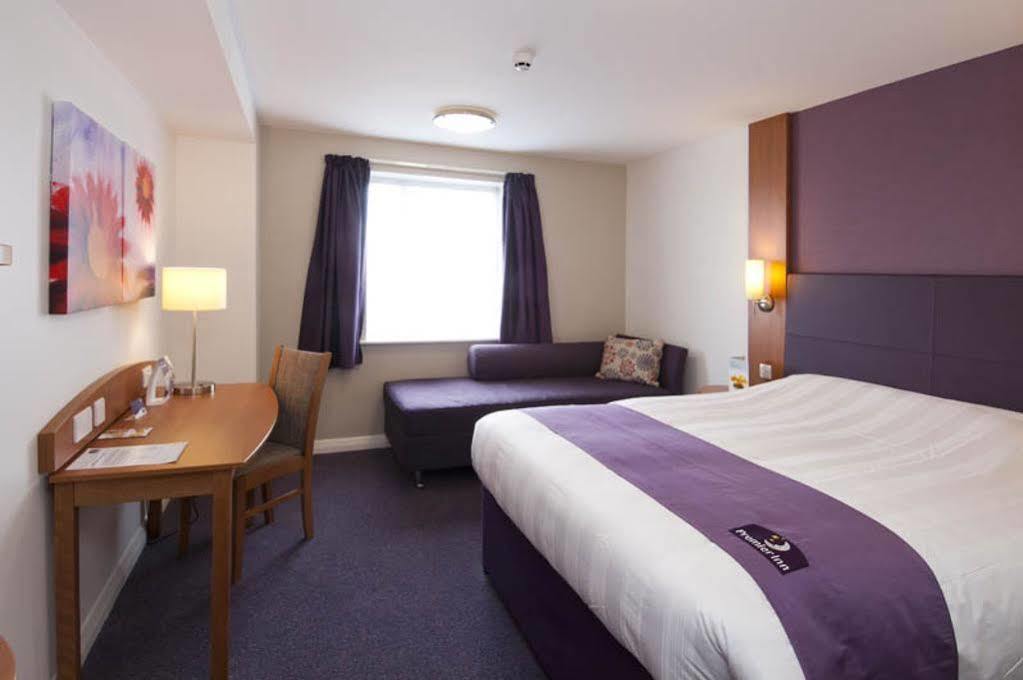 Premier Inn กรีน็อค ภายนอก รูปภาพ