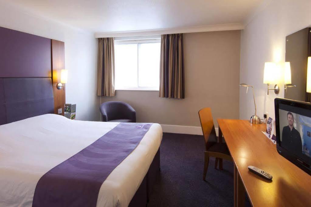 Premier Inn กรีน็อค ภายนอก รูปภาพ