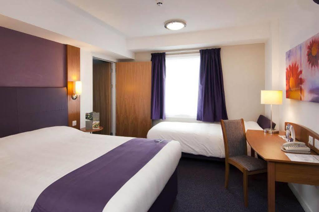 Premier Inn กรีน็อค ภายนอก รูปภาพ